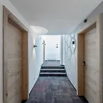 Grauer Bar 4*
