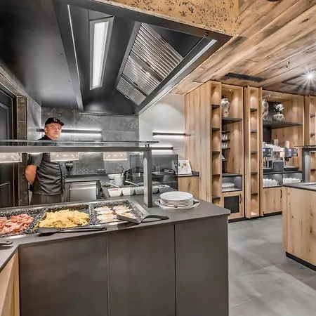 Ξενοδοχείο Grauer Baer 4*